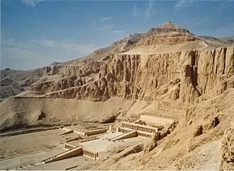 Lumière sur Deir el-Bahari: Quand le présent dialogue avec l’éternité 4 - Le Progrès Egyptien Lumière sur Deir el-Bahari: Quand le présent dialogue avec l’éternité 3 - Le Progrès Egyptien