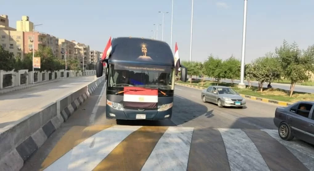 Des bus aux couleurs de la fierté égyptienne sillonnent Guizeh pour célébrer l'ouverture du Grand Musée 8 - Le Progrès Egyptien Des bus aux couleurs de la fierté égyptienne sillonnent Guizeh pour célébrer l'ouverture du Grand Musée 7 - Le Progrès Egyptien