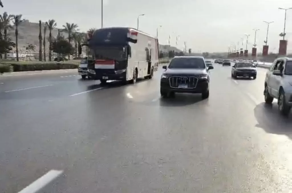 Des bus aux couleurs de la fierté égyptienne sillonnent Guizeh pour célébrer l'ouverture du Grand Musée 4 - Le Progrès Egyptien Des bus aux couleurs de la fierté égyptienne sillonnent Guizeh pour célébrer l'ouverture du Grand Musée 3 - Le Progrès Egyptien
