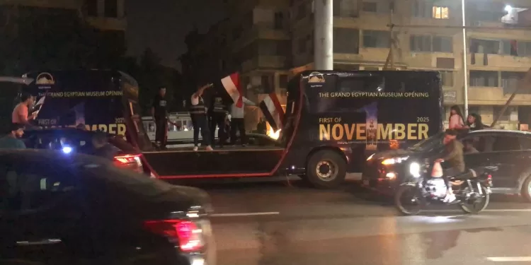 Des bus aux couleurs de la fierté égyptienne sillonnent Guizeh pour célébrer l'ouverture du Grand Musée 2 - Le Progrès Egyptien Des bus aux couleurs de la fierté égyptienne sillonnent Guizeh pour célébrer l'ouverture du Grand Musée 1 - Le Progrès Egyptien