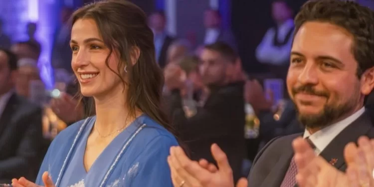 Rajwa de Jordanie sublime pour une soirée foot au bras d'Hussein 2 - Le Progrès Egyptien Rajwa de Jordanie sublime pour une soirée foot au bras d'Hussein 1 - Le Progrès Egyptien