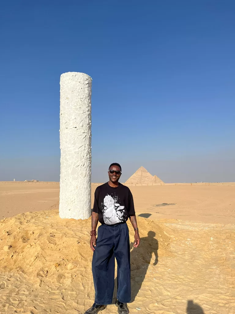 « Une œuvre née de la rupture : King transforme la fragilité en force sur le plateau de Guizeh » 5 - Le Progrès Egyptien