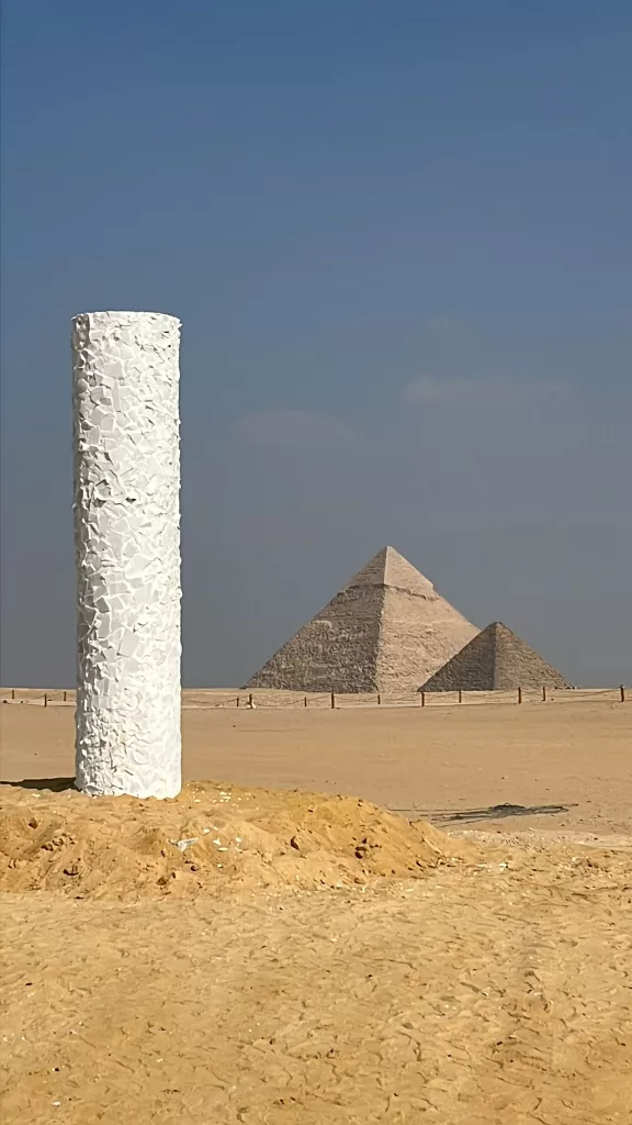 « Une œuvre née de la rupture : King transforme la fragilité en force sur le plateau de Guizeh » 17 - Le Progrès Egyptien