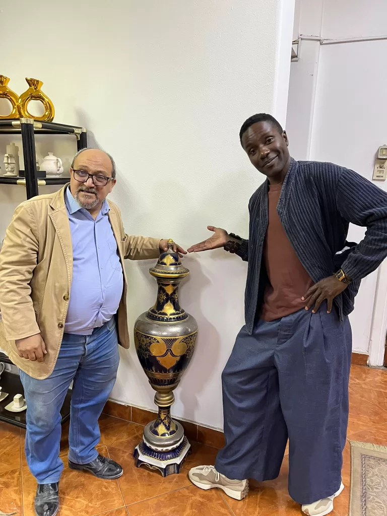 « Une œuvre née de la rupture : King transforme la fragilité en force sur le plateau de Guizeh » 11 - Le Progrès Egyptien