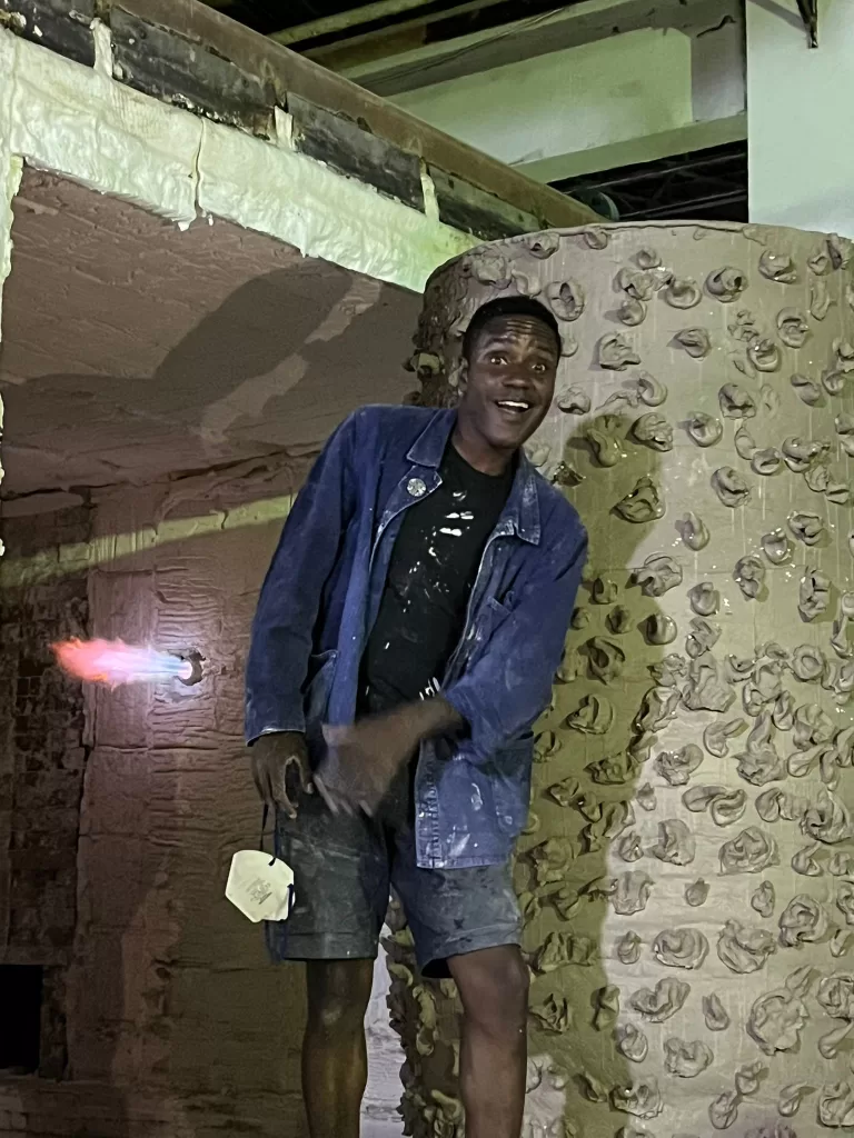 « Une œuvre née de la rupture : King transforme la fragilité en force sur le plateau de Guizeh » 9 - Le Progrès Egyptien