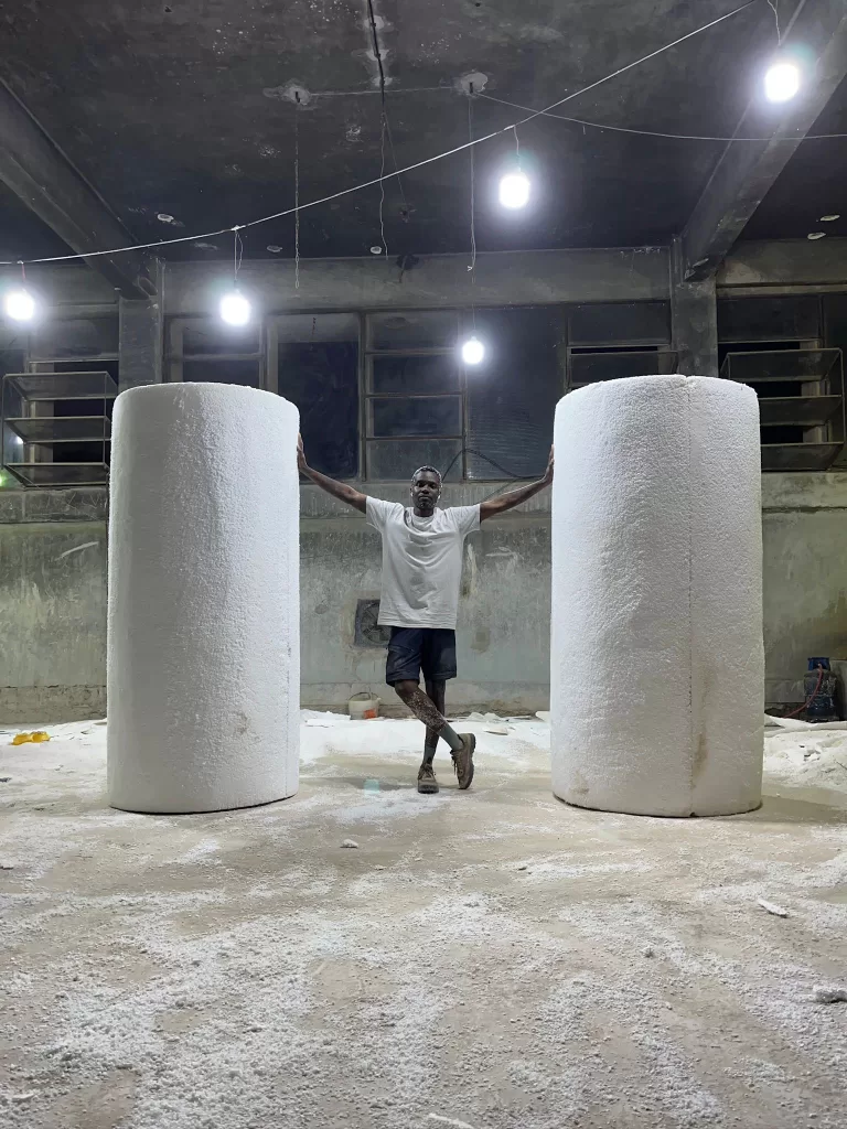 « Une œuvre née de la rupture : King transforme la fragilité en force sur le plateau de Guizeh » 15 - Le Progrès Egyptien