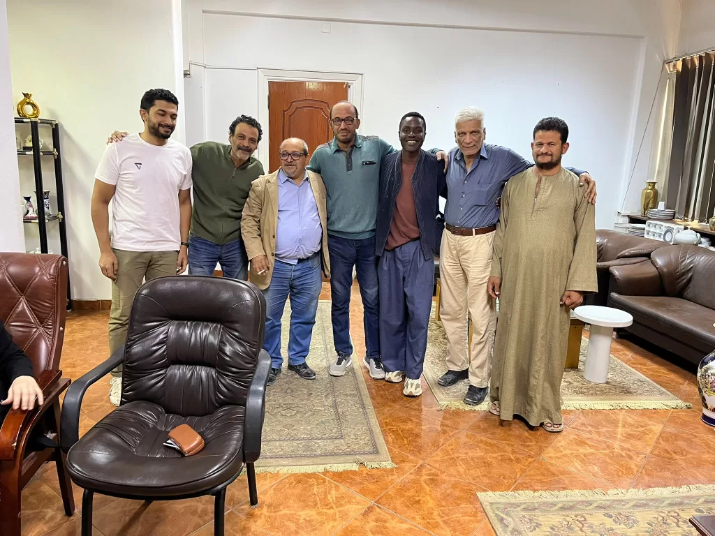 « Une œuvre née de la rupture : King transforme la fragilité en force sur le plateau de Guizeh » 13 - Le Progrès Egyptien