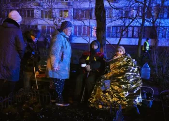 Nouvelle nuit d’attaques aériennes massives en Ukraine et en Russie