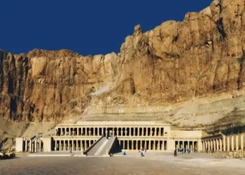 Lumière sur Deir el-Bahari: Quand le présent dialogue avec l’éternité