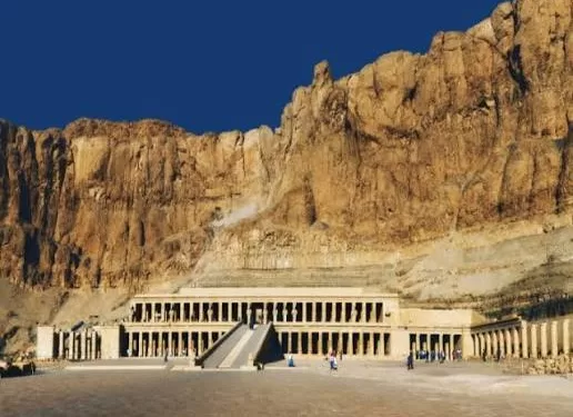 Lumière sur Deir el-Bahari: Quand le présent dialogue avec l’éternité 2 - Le Progrès Egyptien Lumière sur Deir el-Bahari: Quand le présent dialogue avec l’éternité 1 - Le Progrès Egyptien