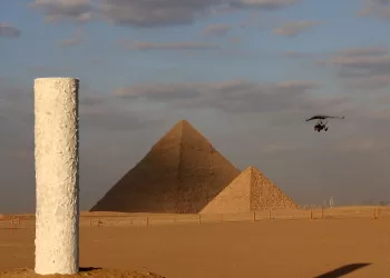 « Une œuvre née de la rupture : King transforme la fragilité en force sur le plateau de Guizeh »