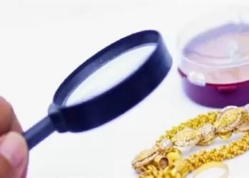 Quand la vie oscille… entre l’or véritable et le “Falso” étincelant