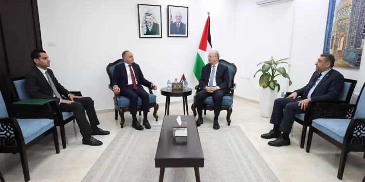 L’ambassadeur d’Égypte à Ramallah rencontre le PM palestinien 2 - Le Progrès Egyptien L’ambassadeur d’Égypte à Ramallah rencontre le PM palestinien 1 - Le Progrès Egyptien