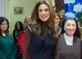 Rania de Jordanie entourée de religieuses pour préparer Noël