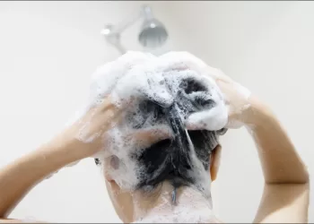 Le « sandwich shampoo » : Cette technique hydratante, virale sur TikTok