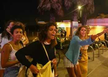 Sydney: scènes de désolation sur la plage de Bondi après la fusillade meurtrière visant une fête juive 3 - Le Progrès Egyptien Sydney: scènes de désolation sur la plage de Bondi après la fusillade meurtrière visant une fête juive