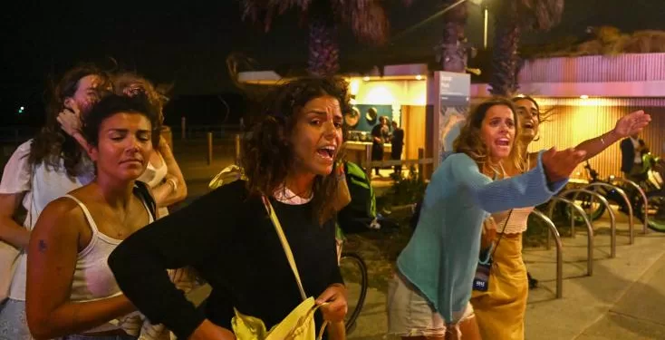 Sydney: scènes de désolation sur la plage de Bondi après la fusillade meurtrière visant une fête juive 2 - Le Progrès Egyptien Sydney: scènes de désolation sur la plage de Bondi après la fusillade meurtrière visant une fête juive 1 - Le Progrès Egyptien