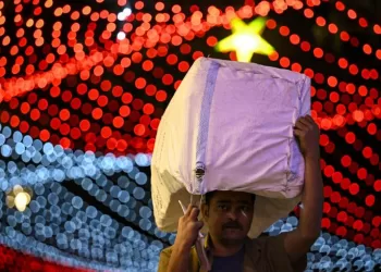 Le monde dit adieu à 2025, année d’une trêve précaire à Gaza et du retour de Trump