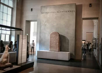 La bibliothèque des Antiquités égyptiennes au Louvre touchée… Le cri d’alarme lancé