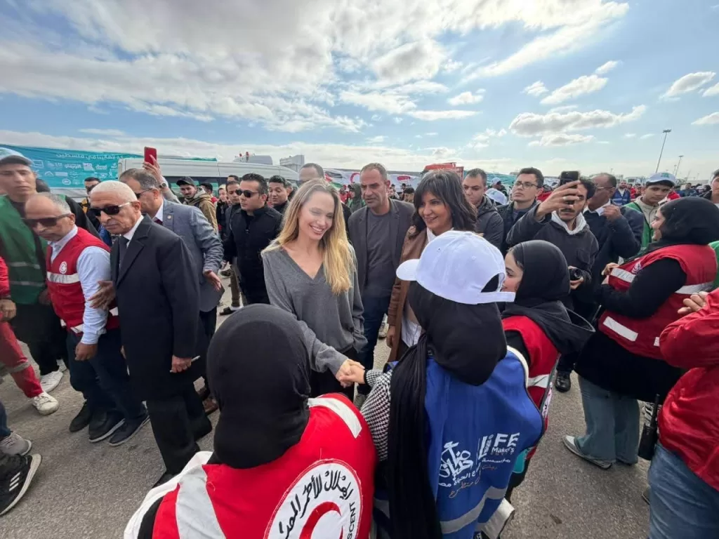 Angelina Jolie au passage de Rafah 9 - Le Progrès Egyptien
