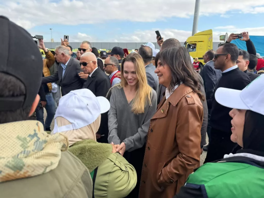 Angelina Jolie au passage de Rafah 7 - Le Progrès Egyptien