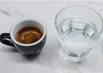 Pourquoi un verre d'eau quand on commande un café? 3 - Le Progrès Egyptien Pourquoi un verre d’eau quand on commande un café?