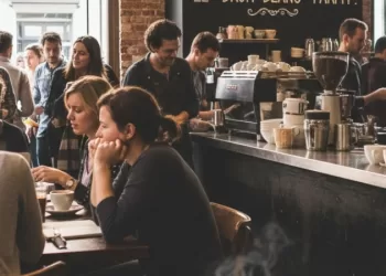 Pourquoi aimons-nous les cafés bruyants?