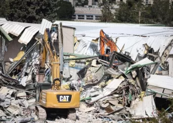Des bulldozers israéliens démolissent des bâtiments au siège de l’Unrwa à Jérusalem-Est