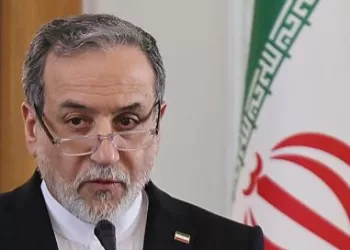 Trump dit espérer ne pas avoir à frapper l’Iran, qui promet de riposter