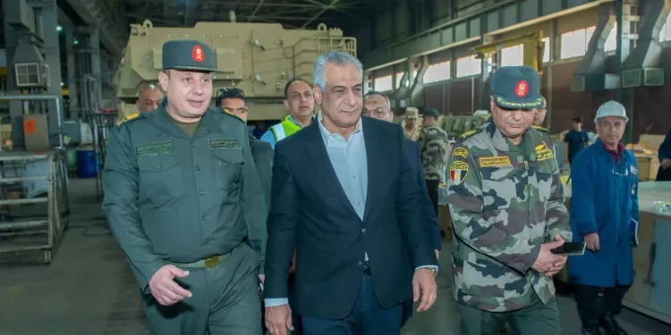 Inspection de l'usine de fabrication et de réparation de véhicules blindés 1 - Le Progrès Egyptien