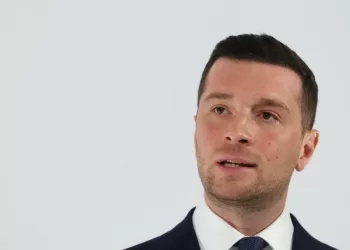 Présidentielle française: plus de deux tiers des RN préfèrent Bardella à Le Pen