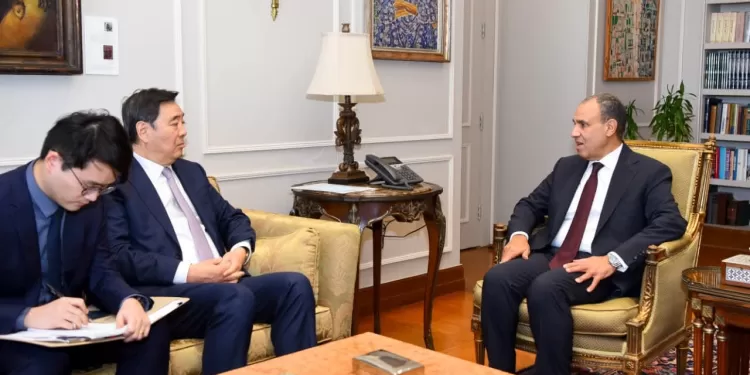 Le chef de la diplomatie égyptienne reçoit l'envoyé spécial chinois pour le Moyen-Orient 2 - Le Progrès Egyptien Le chef de la diplomatie égyptienne reçoit l'envoyé spécial chinois pour le Moyen-Orient 1 - Le Progrès Egyptien