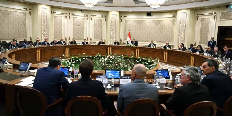 Le Premier ministre préside une table ronde avec les leaders mondiaux de l’énergie et les institutions financières internationales 1 - Le Progrès Egyptien