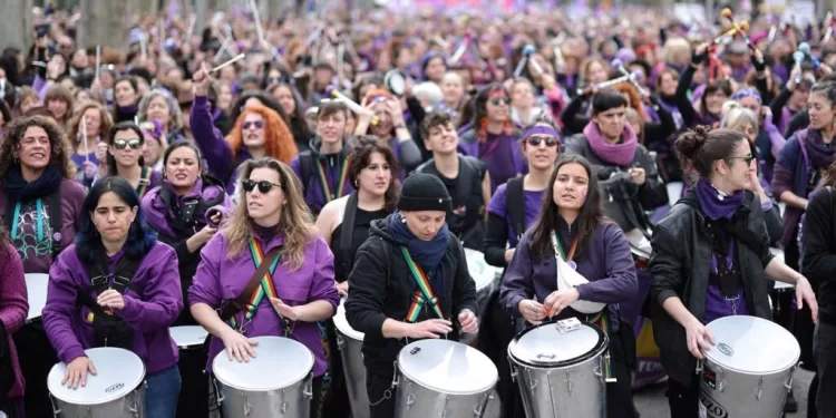 Espagne : Les slogans « Non à la guerre » dominent les manifestations de la Journée internationale des femmes 2 - Le Progrès Egyptien Espagne : Les slogans « Non à la guerre » dominent les manifestations de la Journée internationale des femmes 1 - Le Progrès Egyptien