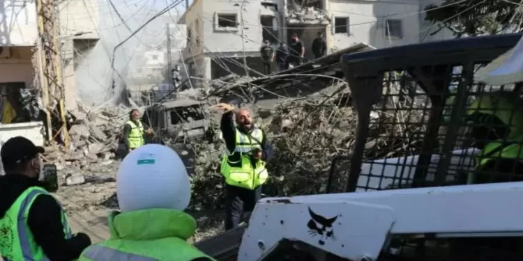 Les négociations Washington-Téhéran restent à confirmer 1 - Le Progrès Egyptien Des secouristes libanais interviennent à Tyr, dans le sud du Liban, après une frappe, le 24 mars 2026