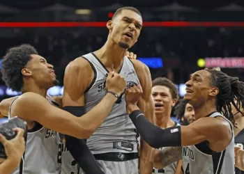 NBA: Wembanyama qualifie les Spurs pour les play-offs, James égale un record avec les Lakers