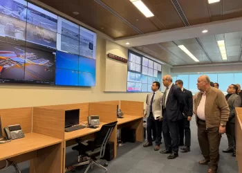 Le ministre de l’Aviation civile inspecte le centre des opérations de l’aéroport du Caire
