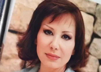 Elvira Younes… L’élégance du silence et la puissance du regard