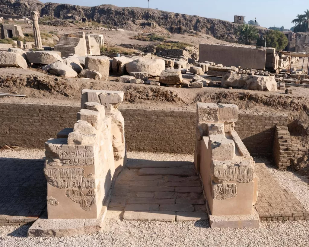 Karnak : La porte de Ramsès III restaurée et découverte d’une stèle de l’époque de Tibère 5 - Le Progrès Egyptien