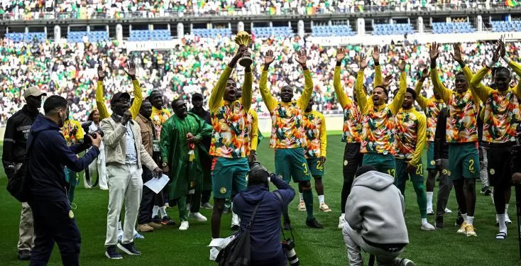 Le Sénégal, déchu de son titre, exhibe le trophée de la CAN et bat le Pérou 1 - Le Progrès Egyptien