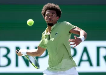 Indian Wells: Arthur Fils bute de nouveau en quart de finale, Swiatek sortie