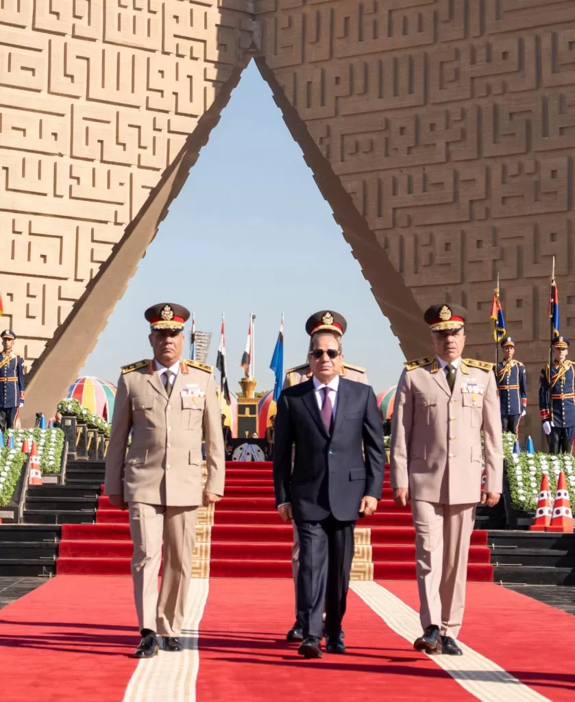 Al-Sissi dépose une gerbe au Mémorial des martyrs et sur la tombe d'El-Sadate 5 - Le Progrès Egyptien