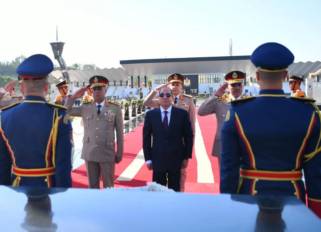 Al-Sissi dépose une gerbe au Mémorial des martyrs et sur la tombe d'El-Sadate 3 - Le Progrès Egyptien