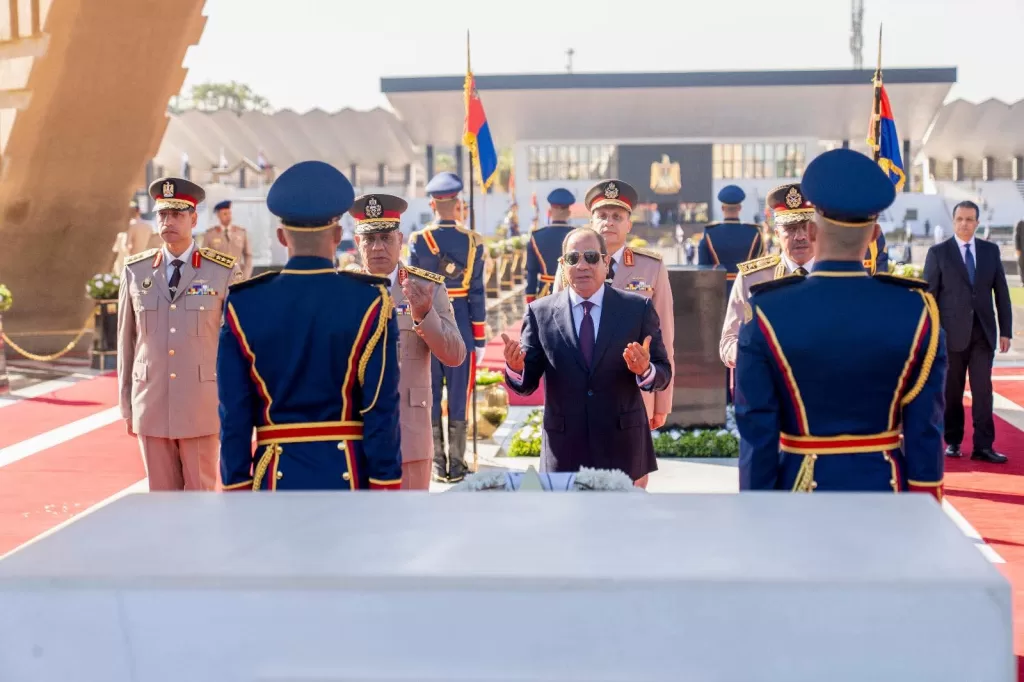 Al-Sissi dépose une gerbe au Mémorial des martyrs et sur la tombe d'El-Sadate 7 - Le Progrès Egyptien