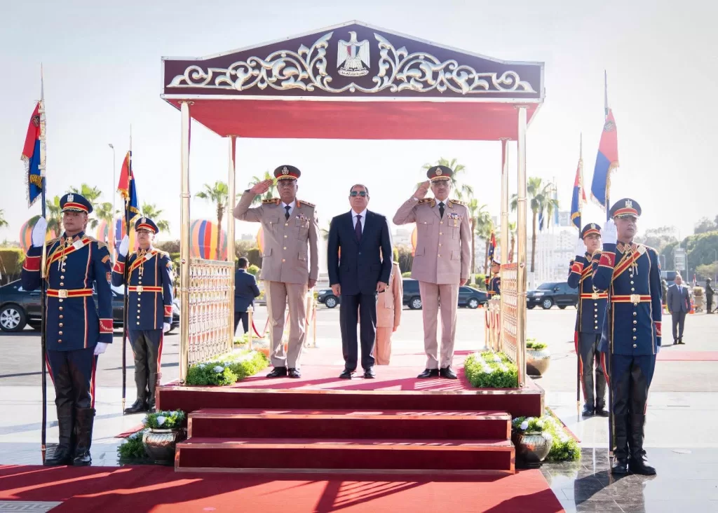Al-Sissi dépose une gerbe au Mémorial des martyrs et sur la tombe d'El-Sadate 9 - Le Progrès Egyptien