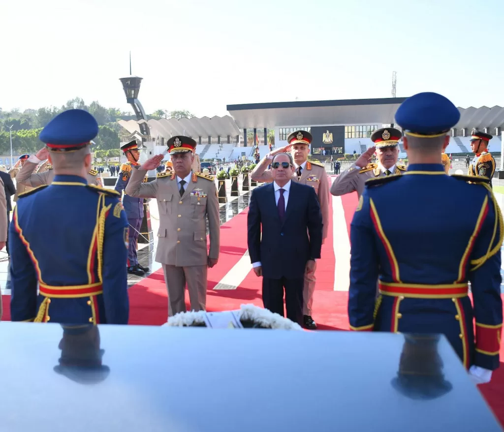 Al-Sissi dépose une gerbe au Mémorial des martyrs et sur la tombe d'El-Sadate 11 - Le Progrès Egyptien