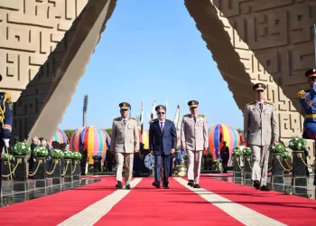 Al-Sissi dépose une gerbe au Mémorial des martyrs et sur la tombe d’El-Sadate