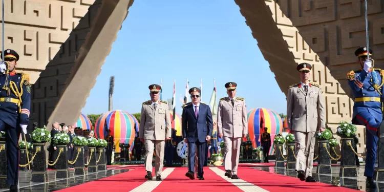 Al-Sissi dépose une gerbe au Mémorial des martyrs et sur la tombe d'El-Sadate 1 - Le Progrès Egyptien
