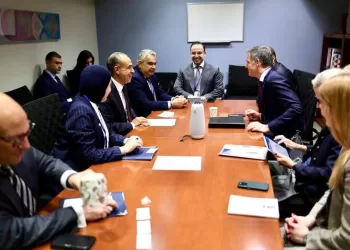 Abdel Aati s’entretient  avec Alexander de Crowe