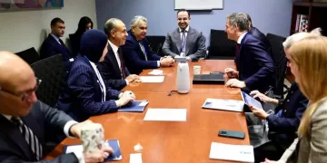 Abdel Aati s’entretient  avec Alexander de Crowe